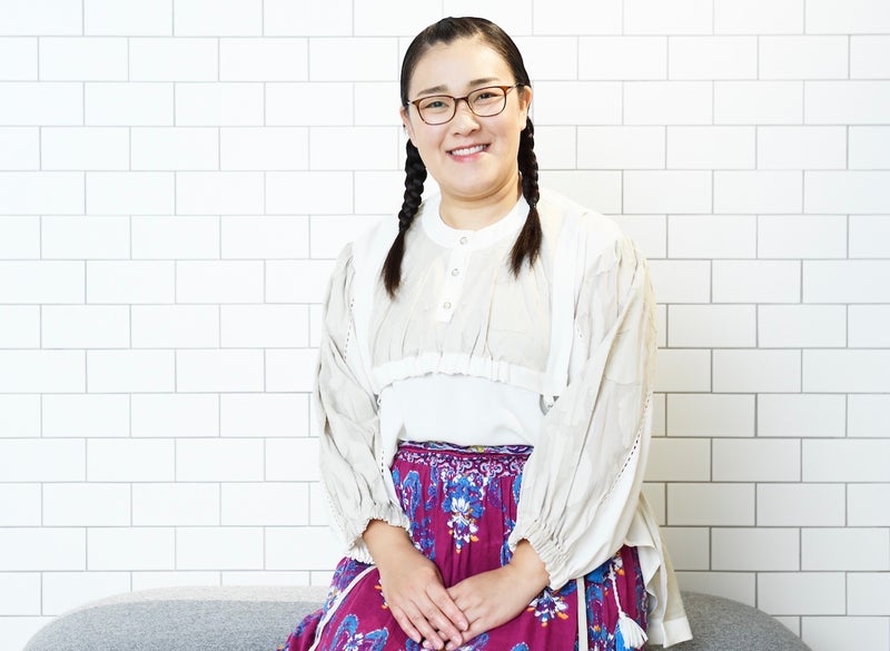 ソファーに腰掛ける白鳥久美子さんの写真