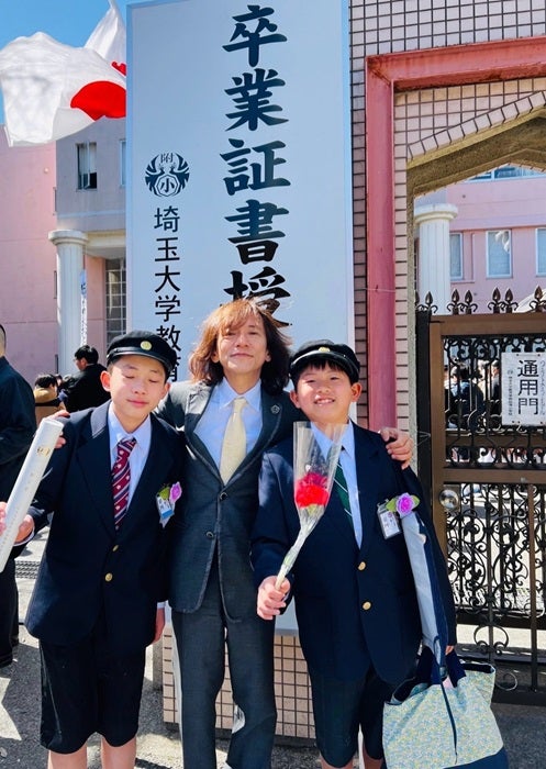 【写真・画像】 ダイアモンド☆ユカイ、PTA会長として祝辞を述べた双子の息子達の卒業式「俺の任務もこれからは次の代への引き継ぎになる」 　1枚目