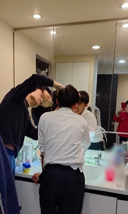 【写真・画像】 山田花子、長男が登校前にコンタクトレンズが入らず苦戦「パパがまぶたを開けてあげてた」 　1枚目
