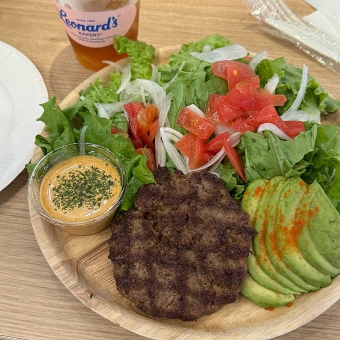 【写真・画像】 桜井奈々、横浜のハワイアンタウンでランチを堪能「これめちゃくちゃおいしい」 　1枚目