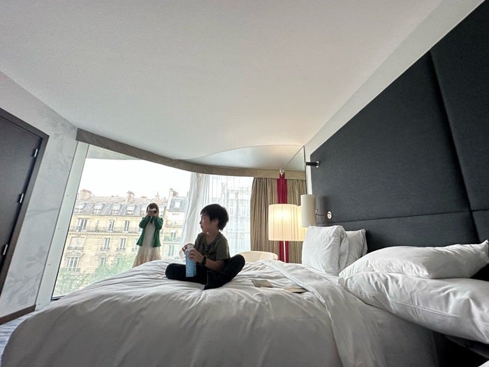 【写真・画像】 川崎希『無料で泊まれたよ』パリで宿泊したホテルの部屋を公開「ロケーションとってもいい」 　1枚目