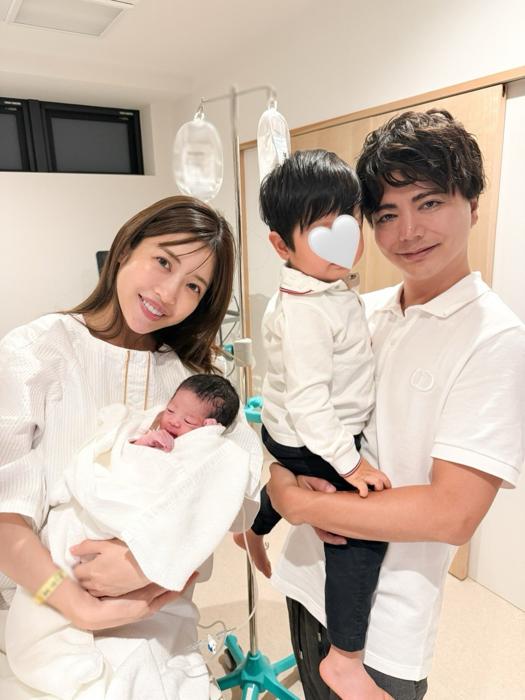 【写真・画像】 くみっきー、家族ショットとともに第2子出産を報告「天使」「そっくりですね」の声 　1枚目