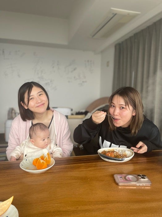 【写真・画像】 山本圭壱、自宅にやってきた妻・西野未姫の親友「この方とのスリーショット」 　1枚目