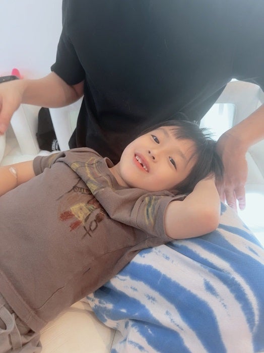 【写真・画像】 川崎希、血液検査のため採血を受けた息子「がんばったね」 　1枚目