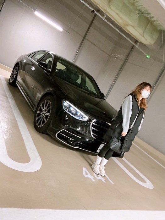 【写真・画像】 渡辺美奈代の夫「メルセデスベンツSクラス」代車を運転する妻の姿を公開「本当に楽しそう」 　1枚目