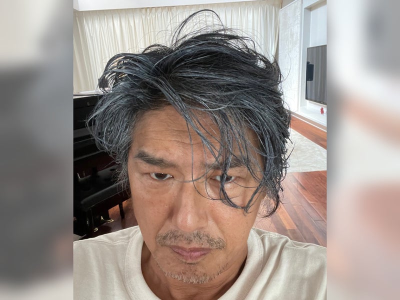 【写真】白髪がかったヘアメイクの高橋克典さん