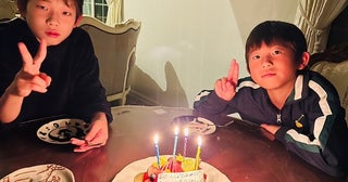ダイアモンド☆ユカイ、双子の息子達が誕生日を迎え家族で祝福「ママ達もオンラインで一緒に」