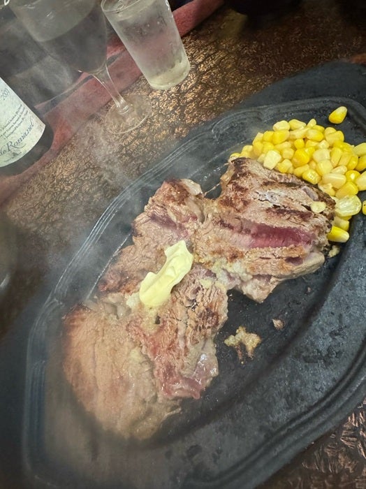 【写真・画像】 高橋真麻、雨の中並んだ店で合計650gの肉を堪能「大人気店ですね」 　1枚目