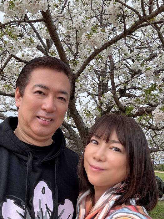 【写真・画像】 堀ちえみの夫、江の島の桜をバックにした妻との2ショットを公開「最高に素敵」「幸せそう」の声 　1枚目