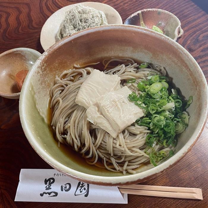 【写真・画像】 「休日は2時間待ちとか」山の中で発見した大行列の店で食べた料理を紹介「調べたら超人気店」 　1枚目