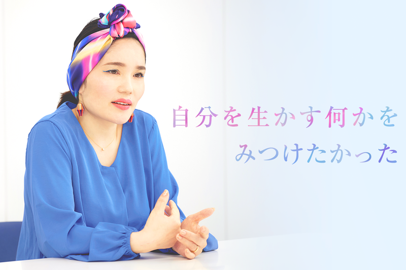 【画像】インタビューに答える平野ノラさん