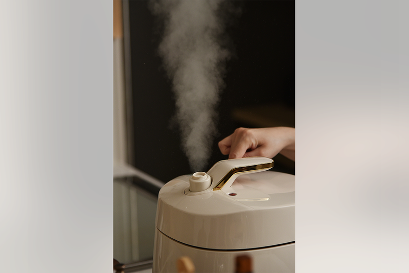 ティファールの電気圧力鍋が蒸気を排気している写真