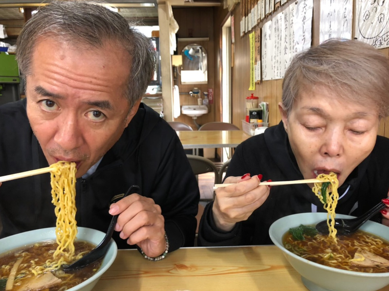 【画像】研ナオコさん、旦那様と北海道でラーメンを食べる写真