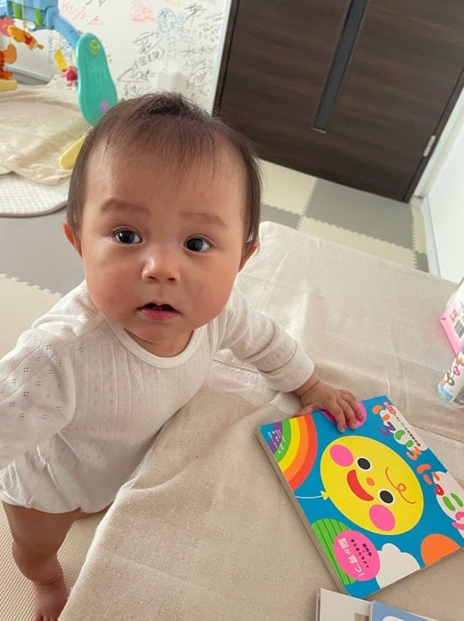 【写真・画像】 山本圭壱、もうすぐ生後8か月を迎える娘の様子「確実に成長しております」 　1枚目