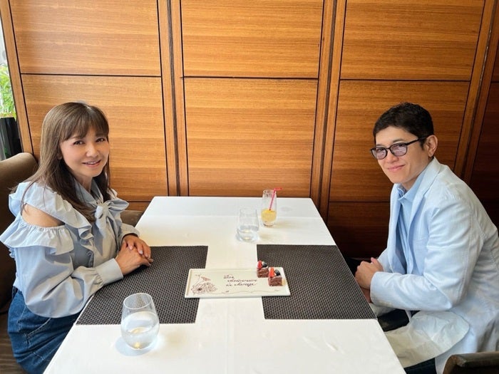 【写真・画像】 薬丸裕英、妻・石川秀美さんとの2ショットを公開「35回目の結婚記念日」 　1枚目