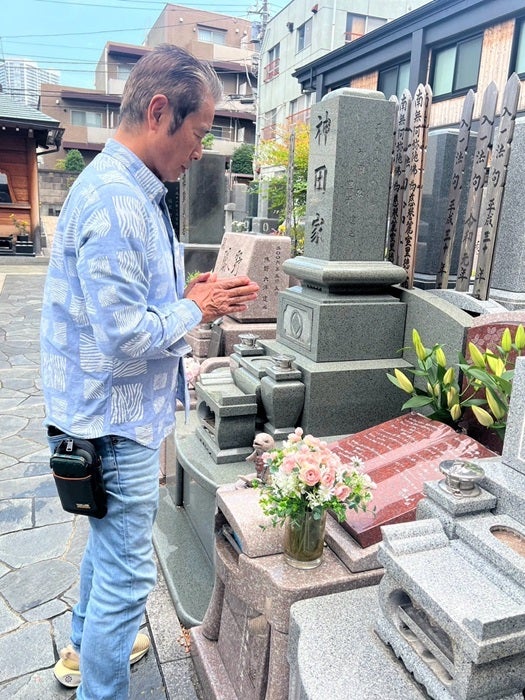 【写真・画像】 キャシー中島、亡き長女の墓参りへ「ななちゃんの好きな白い百合の花を飾ってあげたくて」 　1枚目