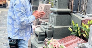 キャシー中島、亡き長女の墓参りへ「ななちゃんの好きな白い百合の花を飾ってあげたくて」