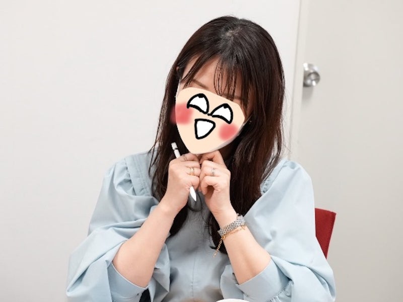 チュープ型クレンジングバーム開発の難しさを聞いて驚くオギャ子さんの写真