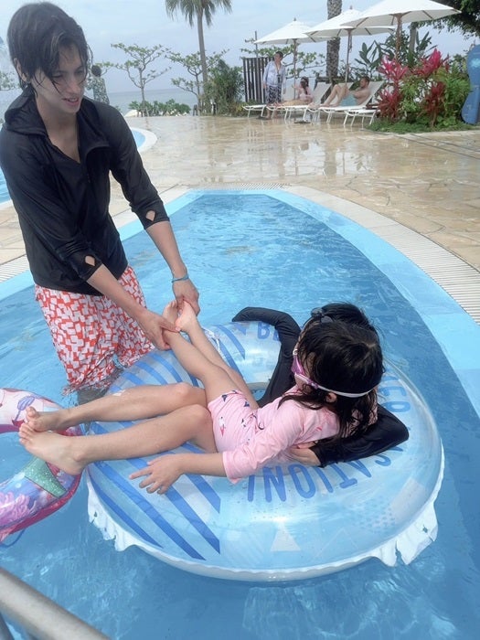 【写真・画像】 アレク、石垣島旅行でプールを満喫する様子を公開「のんちゃん 出産前最後の旅行です」 　1枚目