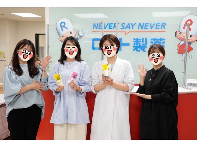 オギャドキコンビと、ロート製薬「SKIO」開発担当・ヒロミさん、ブランド担当・キキさんの記念写真