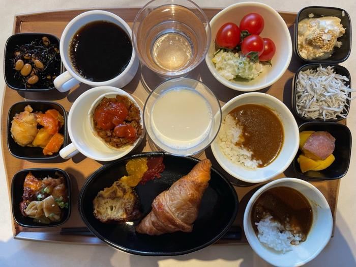  假屋崎省吾、たっぷり堪能した豪勢なホテルの朝食を公開「凄い」「多彩なメニュー」の声 