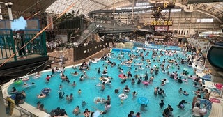 あいのり・クロ、無茶苦茶に混んでいたプールの様子を公開「7万円くらいだった」