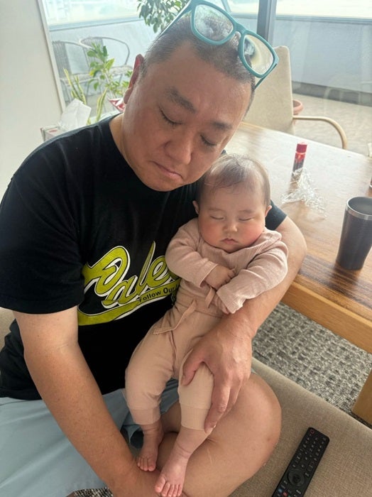 【写真・画像】 山本圭壱、似てきたと言われる娘との2ショットを公開「とにかく可愛い」「顔がみんな似てる」の声 　1枚目