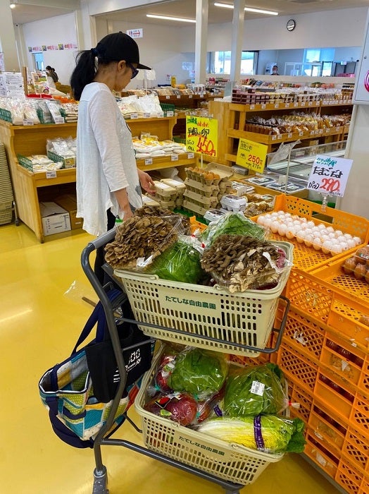  藤あや子、カートからはみ出すくらい爆買いした品「凄い量」「新鮮で美味しそう」の声  1枚目