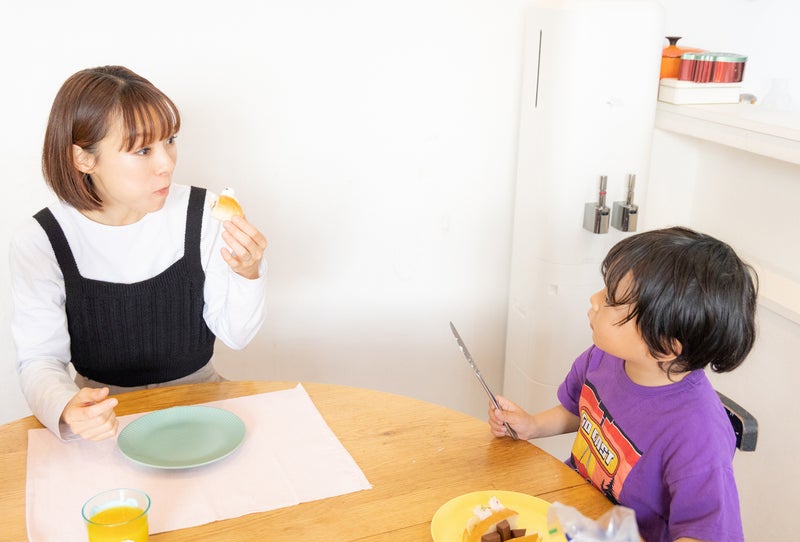 【画像】うたくんがチョコバナナ＆ホイップを食べる千鶴さんを見ている