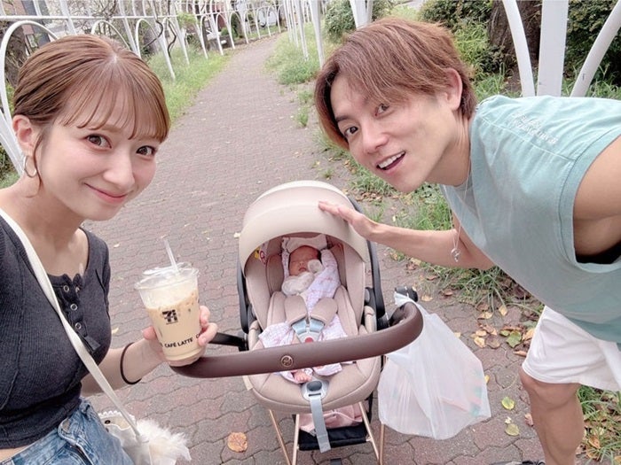 【写真・画像】 辻希美、夫・杉浦太陽と次女の3人で初めての散歩「ベビーカーは嫌いじゃないみたい」 　1枚目