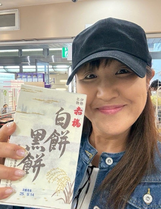 【写真・画像】 北斗晶「猛ダッシュで」名古屋で初めて“白い包みの赤福”を購入「運良くゲット出来ました」 　1枚目