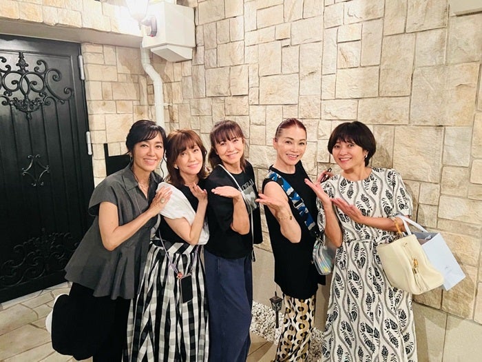 【写真・画像】 薬丸裕英、自宅でのBBQで『花の82年組』メンバーが集まりサプライズ「同期が我が家に集合しました」 　1枚目