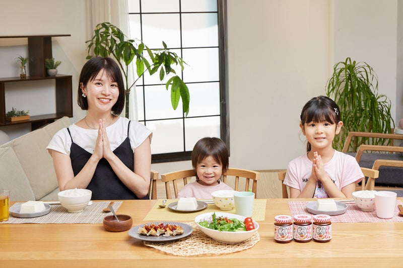 【画像】川島さん、きっぺいくん、きあちゃんが手を合わせて食卓を囲んでいる