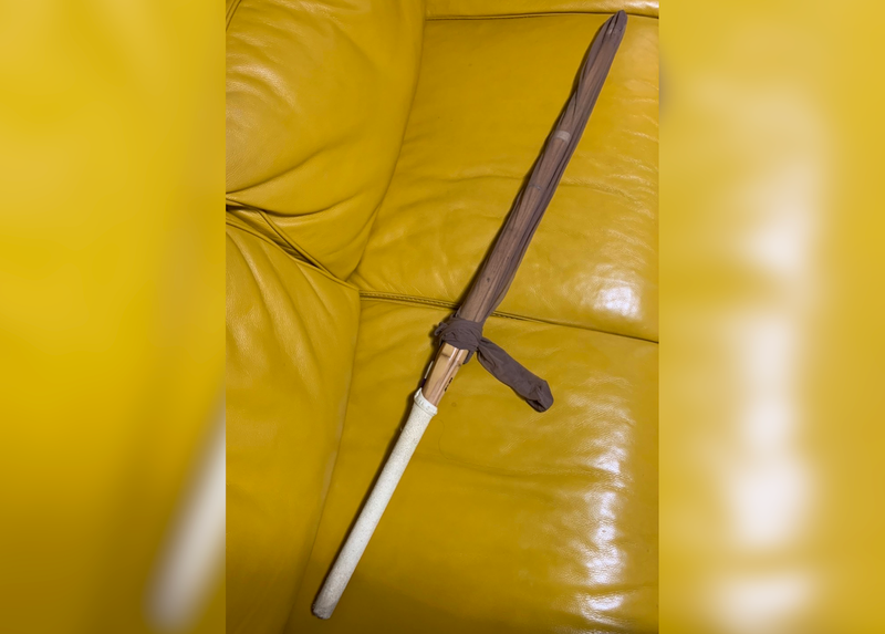 剣道の竹刀に伝線したストッキングをかぶせた掃除道具の写真