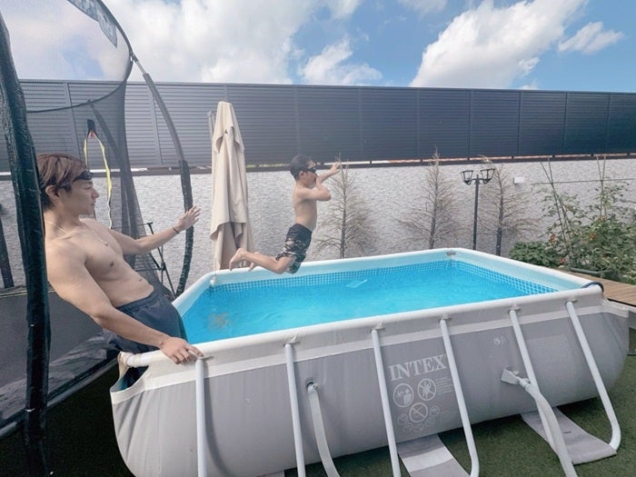 【写真・画像】 辻希美、自宅のバルコニーでプールを満喫する夫・杉浦太陽と三男の姿「水があんなに苦手だったのに…」 　1枚目