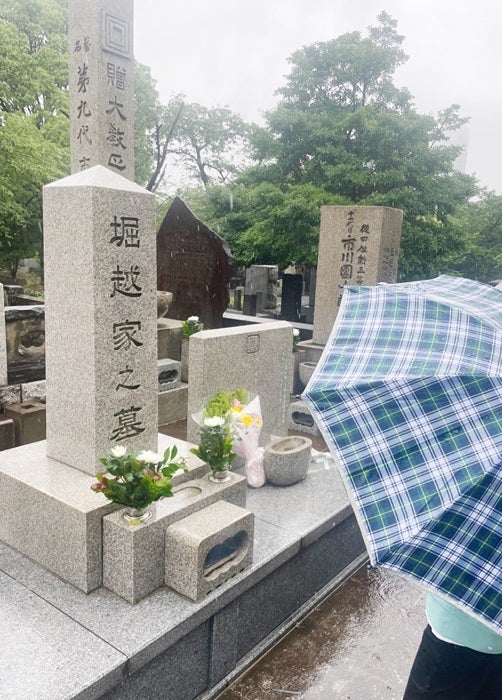 【写真・画像】 市川團十郎、子ども達と亡き妻・小林麻央さんの墓参りへ「僕たち私たちは元気です。と」 　1枚目