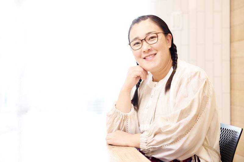カメラ目線で微笑む白鳥久美子さんの写真