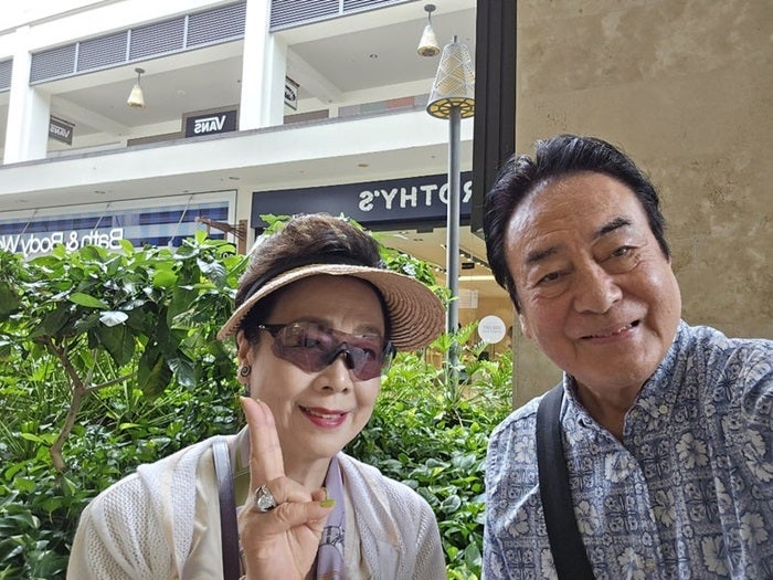 【写真・画像】 高橋英樹、妻とハワイの店で購入したものを公開「やっぱり派手だよなあ」 　1枚目