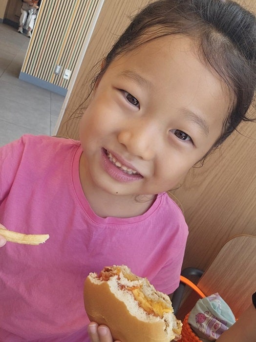 【写真・画像】 小原正子、マクドナルドで仕事体験をした娘「自分で作ったバーガーで、ランチ」 　1枚目