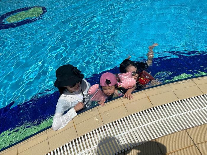 【写真・画像】 アレク、プールを満喫する妻・川崎希と子ども達の姿を公開「なんでまだこんなに元気なんだ？」 　1枚目