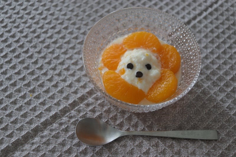 【写真】ドキ子さんが缶詰のみかんでライオンの顔にアレンジした杏仁豆腐