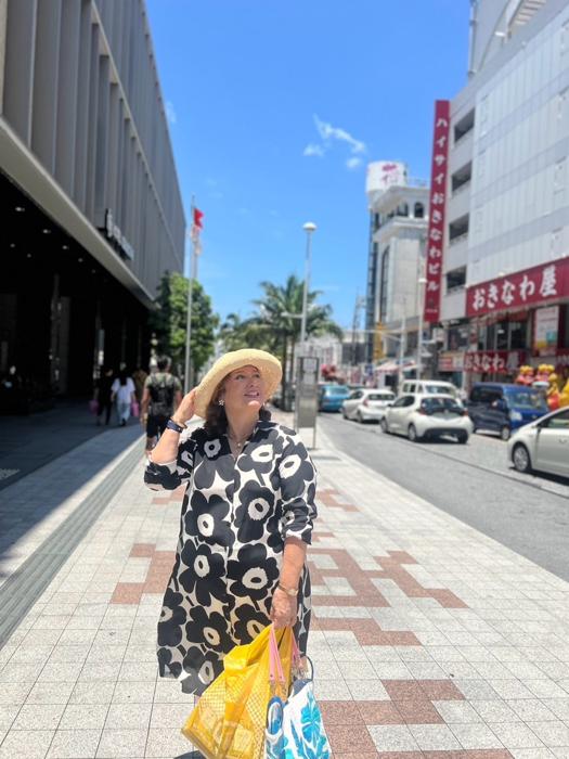 【写真・画像】 キャシー中島、夫・勝野洋と沖縄県を訪れ国際通りを満喫「仕事で来た時はぶらぶらすることもできないので」 　1枚目