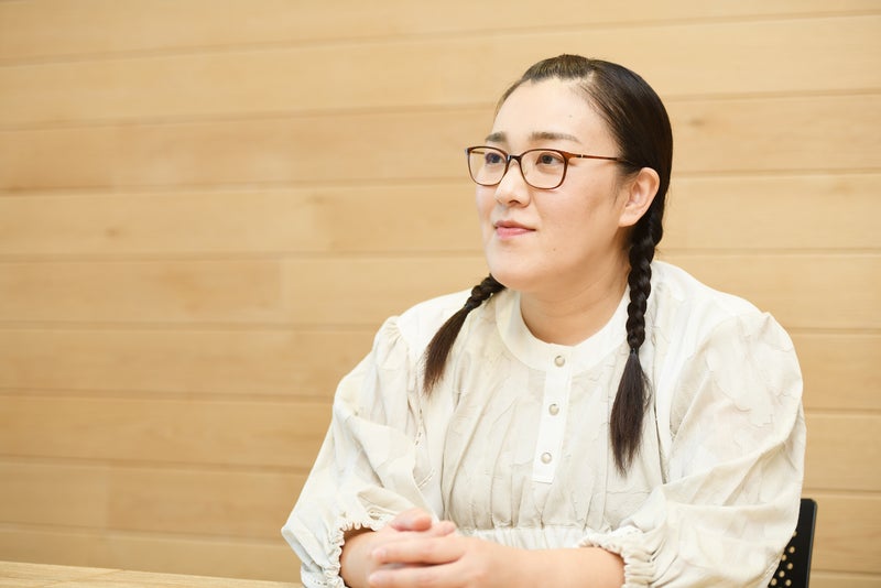 真剣な表情の白鳥久美子さんの写真