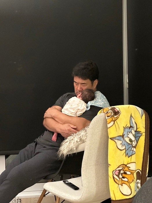  佐々木健介、孫を抱っこする自身の姿を公開「こっそりと撮ってくれた」 