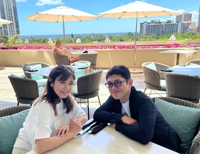【写真・画像】 薬丸裕英、ハワイで撮影した妻・石川秀美さんとの2ショットを公開「ホテルランチ」 　1枚目