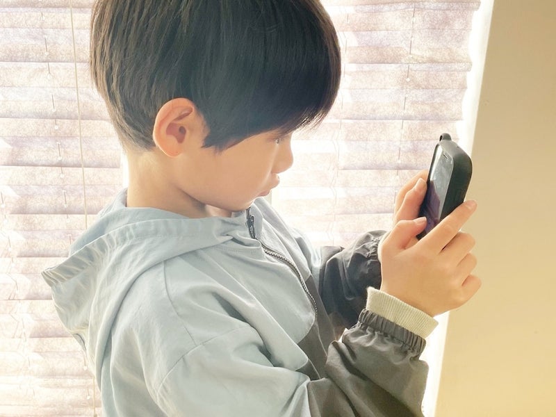 「はみっく 」で音声検索をする男の子の写真