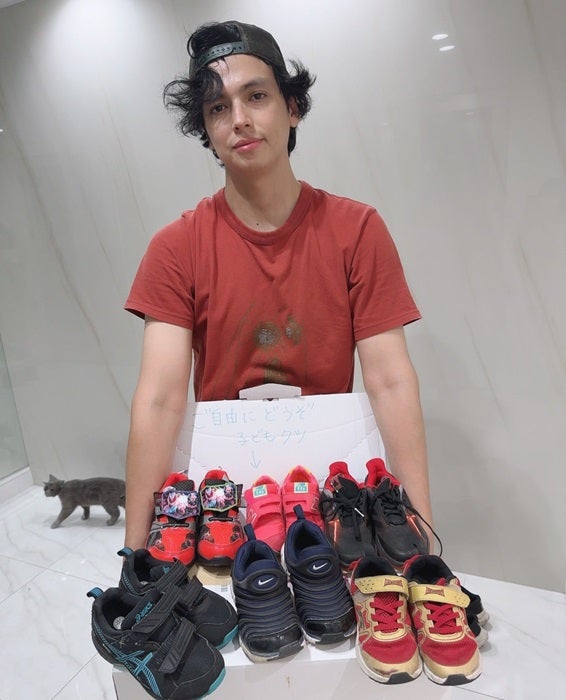 【写真・画像】 アレク、近所の人達に子どもの靴を提供「ご自由にお持ち帰りください」 　1枚目