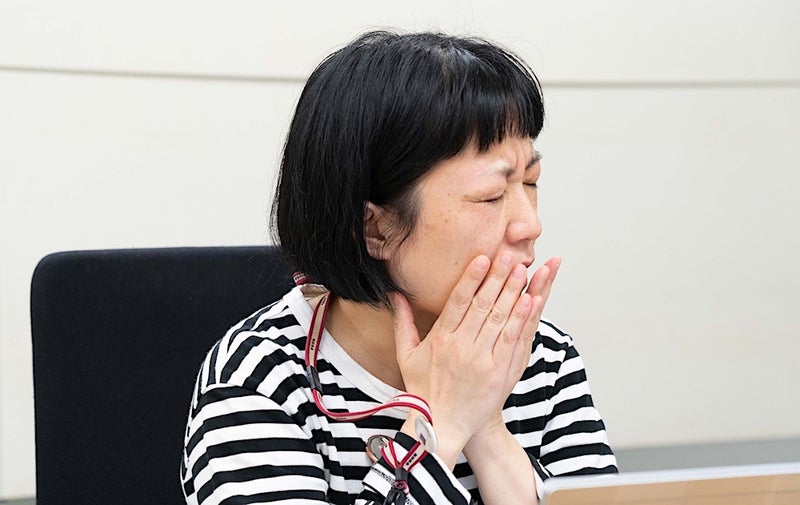 お気に入りの商品を聞かれとても悩んでいる様子の日向さんの写真