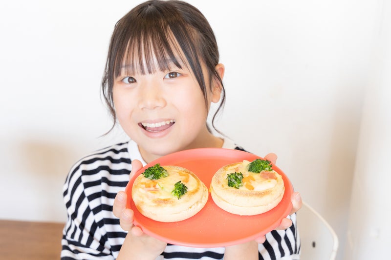 【画像】みうちゃんが盛りつけされたグラタン風焼きマフィンを持っている