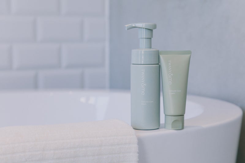 【写真】水色のポンプタイプの商品と緑のチューブタイプの商品がバスタブに置かれてある